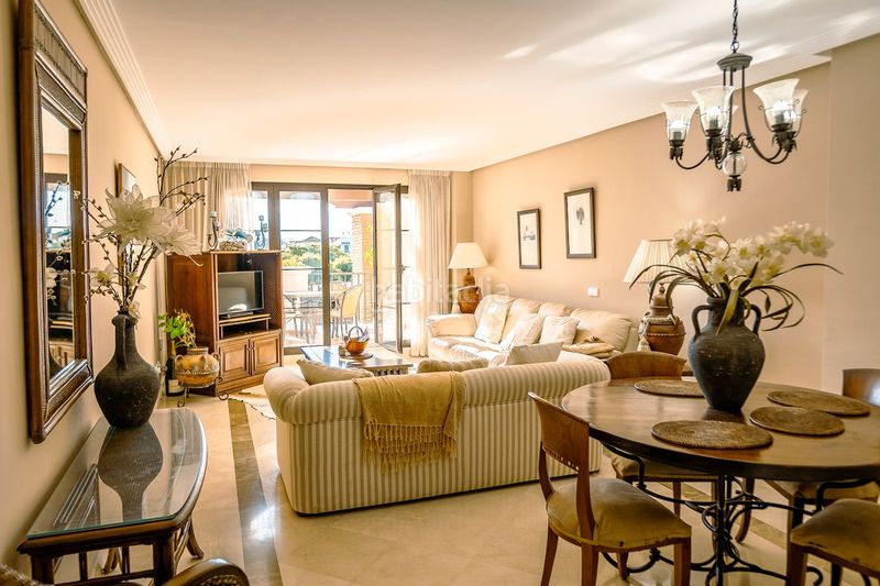 Foto e4a1cfc2-8b0f-40a0-aac7-3921631c7b56. Àtic amb aparcament piscina a los arqueros - puerto del almendro Benahavís