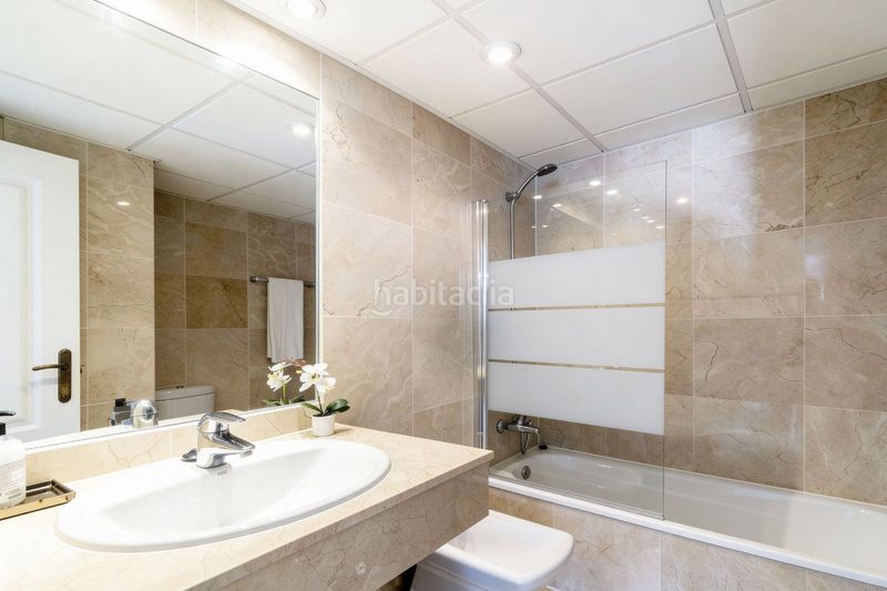 Foto 100d6a69-fc61-4d60-9190-5adf77e2d2c9. Lloguer dúplex amb aparcament piscina a Río Real Marbella