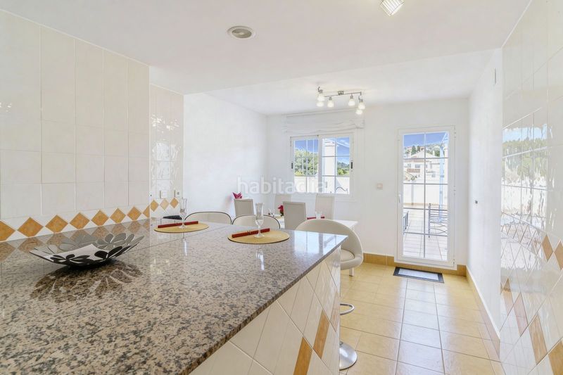 Foto 54220f9d-e258-47ea-88b4-3cd8c393e6ac. Lloguer dúplex amb aparcament piscina a Río Real Marbella