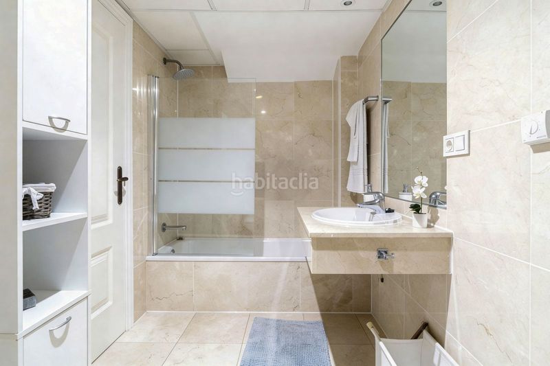 Foto 7c0171c9-e036-4e24-a9fc-8bd45caf4e89. Lloguer dúplex amb aparcament piscina a Río Real Marbella