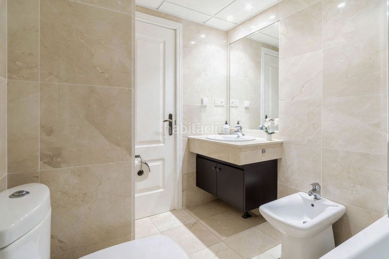 Foto fcf84f93-1fcb-4285-b5f5-655722c1c4d2. Lloguer dúplex amb aparcament piscina a Río Real Marbella