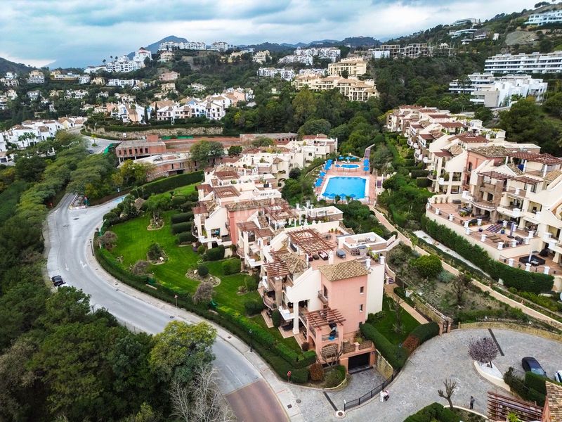 Foto 0f6d6c52-d4e9-4387-95f2-6848af07f927. Dúplex amb aparcament piscina a los arqueros - puerto del almendro Benahavís