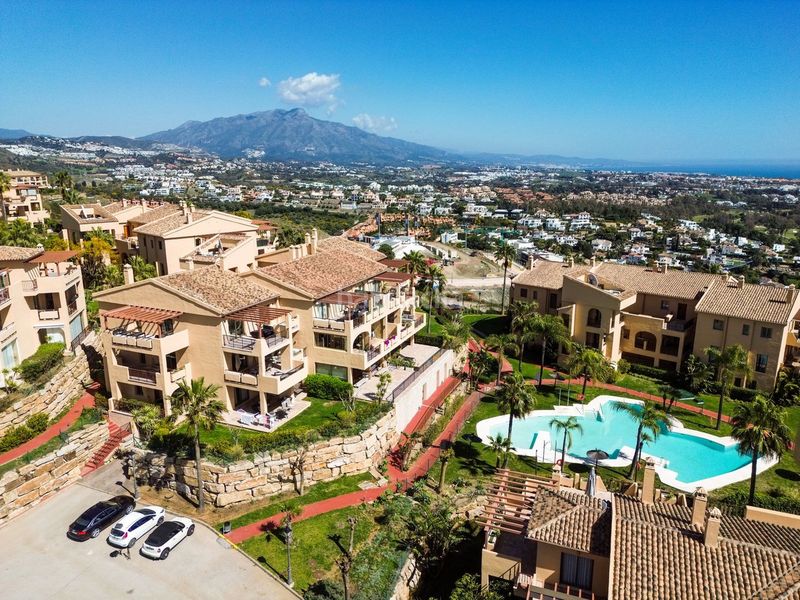 Foto 327d2e1f-0495-40a7-ab4c-f96c563ce8b3. Apartament amb aparcament piscina a El Paraíso Benahavís