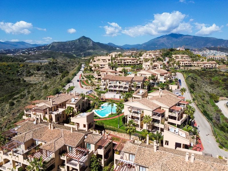 Foto 8ca209f8-8411-4895-91b1-f90842dab6ec. Apartament amb aparcament piscina a El Paraíso Benahavís