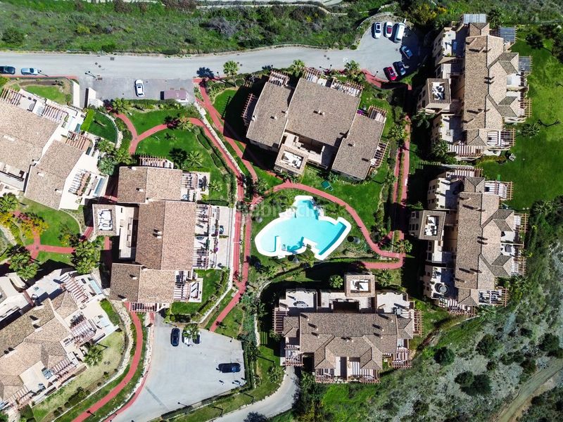 Foto b9258cf5-887e-4396-8665-a3d84f8d0923. Apartament amb aparcament piscina a El Paraíso Benahavís