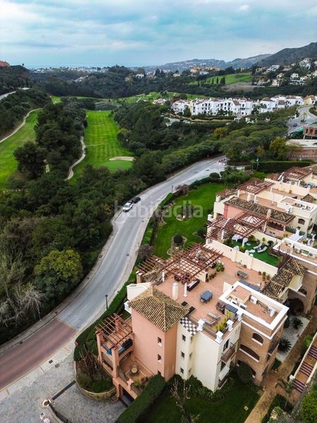 Foto 5d06483d-f83f-4fc6-9023-d3a7bc9215d9. Duplex con parcheggio piscina in los arqueros - puerto del almendro Benahavís