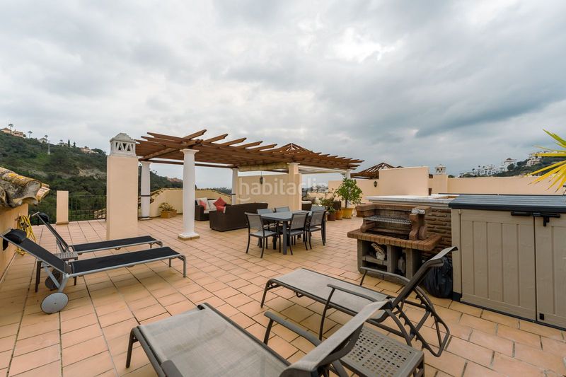 Foto e6a7bd22-6023-4af8-8526-08ad36023edb. Duplex con parcheggio piscina in los arqueros - puerto del almendro Benahavís