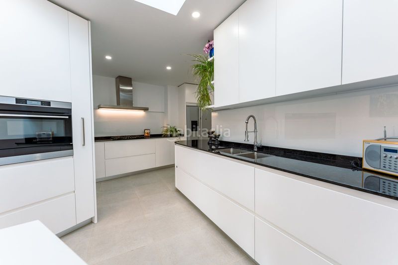 Foto 5e6d1ab5-ec83-41af-ab06-b92b36da4735. Xalet amb aparcament piscina a El Paraíso Benahavís