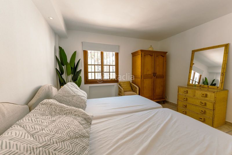 Foto 4ee2577e-769a-4ddf-b896-7b4451b2b2d8. Lloguer casa adossada amb aparcament piscina a Cabopino - Artola Marbella