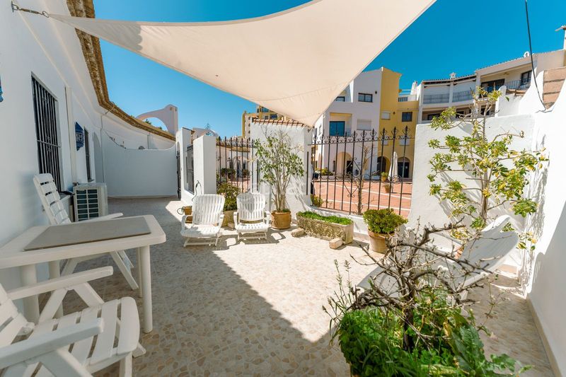 Foto c4c42eed-ba67-4e1f-bf83-3ba6f491d776. Lloguer casa adossada amb aparcament piscina a Cabopino - Artola Marbella