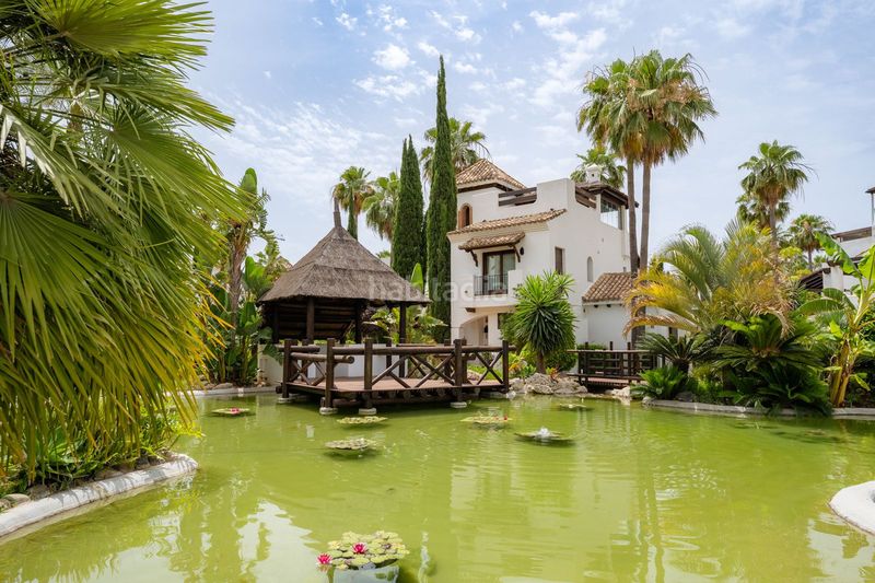 Foto b601338f-667b-4e76-9706-85375e4be970. Casa adossada amb aparcament piscina a El Paraíso Benahavís