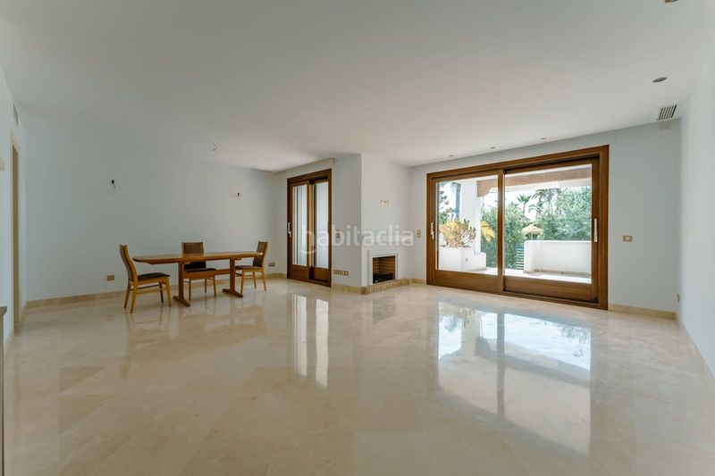 Foto fe93a277-5952-4666-8507-78272ec511d2. Casa adossada amb aparcament piscina a El Paraíso Benahavís