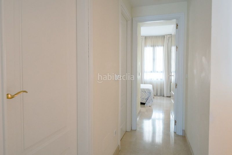Foto f8e0da06-d26b-4bcb-98ce-5553e803f084. Apartment with parking pool in los arqueros - puerto del almendro Benahavís