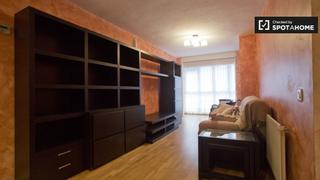 Rent Flat in Orcasitas. Amplio apartamento de 2 dormitorios en alquiler en usera, madrid