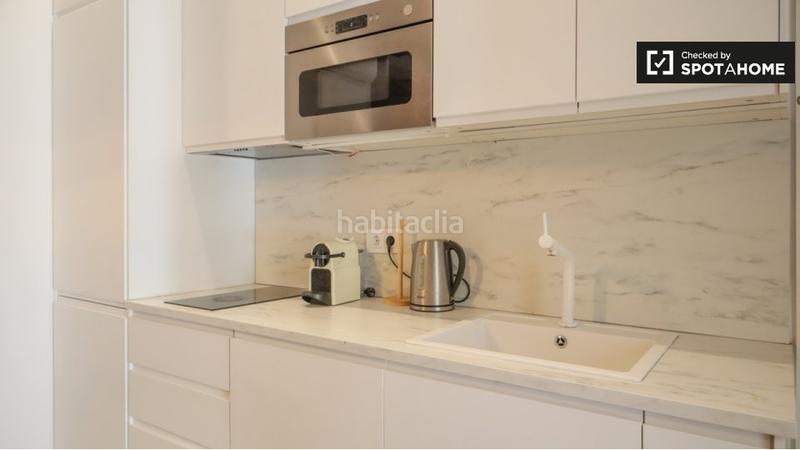 Foto 504fbb8d-7b8f-40c4-a0ed-3d43682a494e. Alquiler piso  de 4 habitaciones en alquiler en sol, . en Madrid
