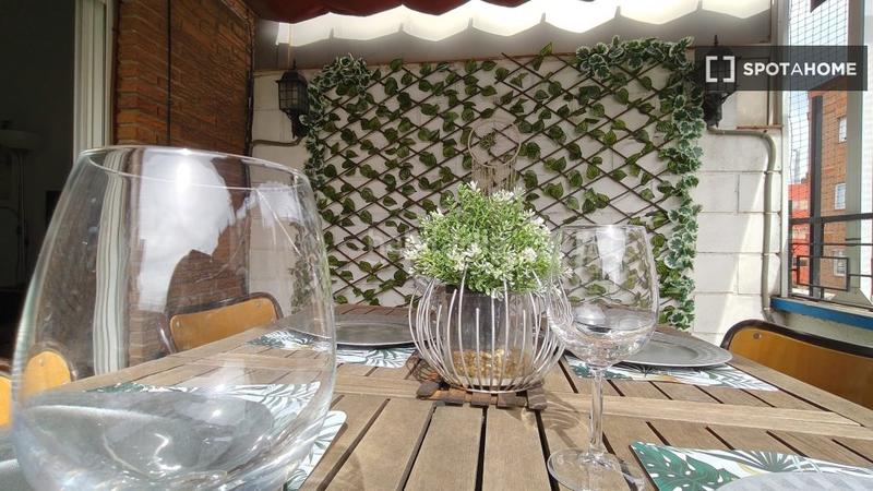 Foto d8f8e2c0-b9af-489a-8bd9-4c2d150cc118. Alquiler piso ático soleado con gran terraza 3 dormitorios en Madrid