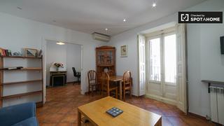 Rent Flat in Cortes-Huertas. Amplio apartamento de 2 dormitorios en alquiler, centro, madrid.