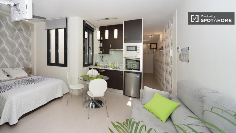 Foto 0fc87481-961a-4efc-a4b5-505dfddc53eb. Alquiler piso estudio en alquiler en apartamento de 5 habitaciones junto a la plaza mayor. en Madrid
