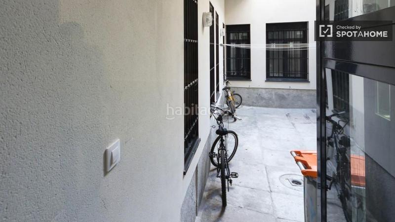 Foto 995490fa-3d24-4e8e-8f69-8149404d5898. Alquiler piso estudio en alquiler en apartamento de 5 habitaciones junto a la plaza mayor. en Madrid
