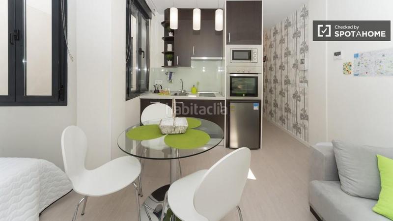 Foto c865797d-6a82-4b3c-925a-d54e15f86fdc. Alquiler piso estudio en alquiler en apartamento de 5 habitaciones junto a la plaza mayor. en Madrid