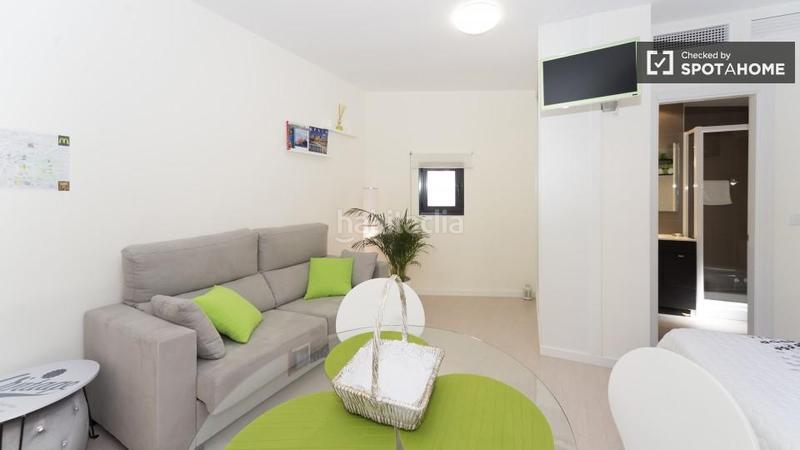 Foto e9459ab6-e0e1-49c1-9a05-24e11783d0d4. Alquiler piso estudio en alquiler en apartamento de 5 habitaciones junto a la plaza mayor. en Madrid