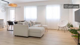 Affitto Appartamento in Embajadores-Lavapiés. Apartamento de 2 habitaciones en alquiler en puerta de toledo, m