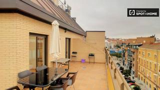Affitto Appartamento in Adelfas. Apartamento de 3 dormitorios con terraza en alquiler en retiro,