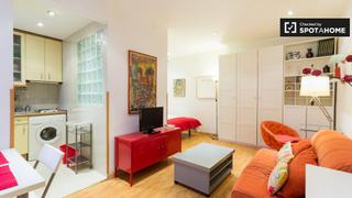 Location Appartement à Universidad-Malasaña. Estudio con patio en alquiler en malasaña, madrid