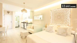 Rent Flat in Cortes-Huertas. Estudio contemporáneo con aire acondicionado en alquiler en madr