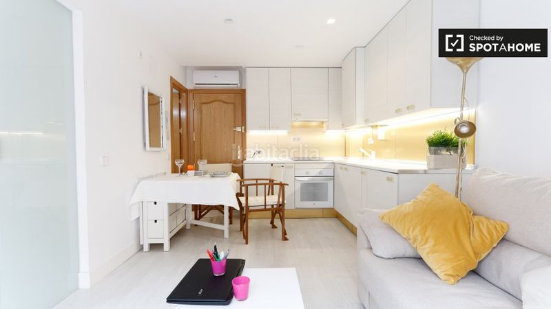 Foto 30b7e70a-6294-4db3-be48-81272eb77634. Rent flat with heating in Valdeacederas Madrid