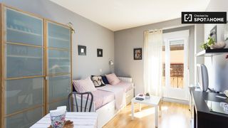 Rent Flat in Embajadores-Lavapiés. Estudio con balcón en alquiler en lavapiés, madrid