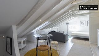 Lloguer Pis a Cortes-Huertas. Elegante estudio en alquiler en centro, madrid