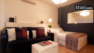 Rent Flat en Recoletos. Acogedor estudio con aire acondicionado para alquilar en la eleg
