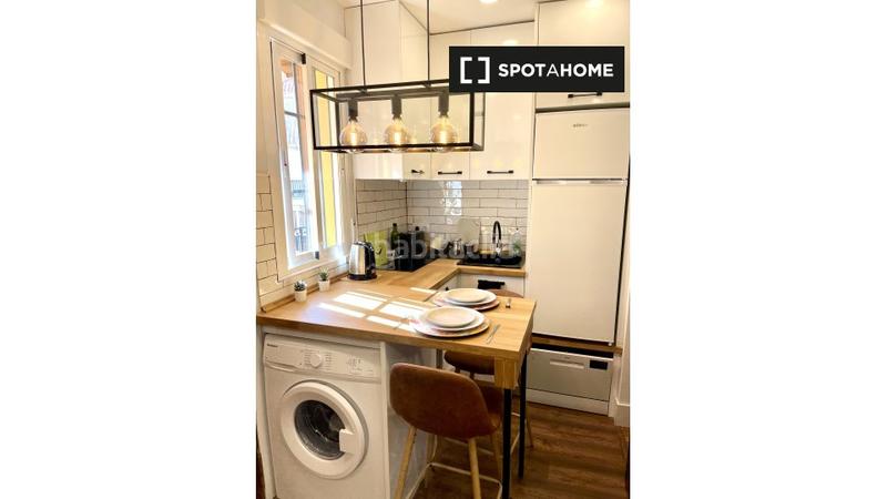 Foto f59c8a32-20fa-40fa-a9a6-6d5d82e8b422. Alquiler piso apartamento de 2 dormitorios en centro, en Madrid
