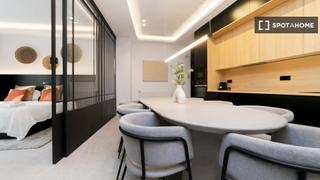 Location Appartement à Bellas Vistas. Se alquila piso de 4 habitaciones en cuatro caminos, madrid.