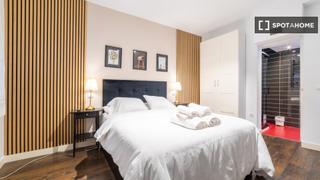 Affitto Appartamento in Cortes-Huertas. Apartamento de 2 dormitorios en alquiler en embajadores, madrid