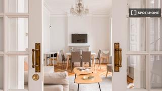 Miete Etagenwohnung in Sol. Piso de 2 dormitorios en alquiler en cortes, madrid.