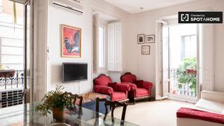 Rent Flat in Embajadores-Lavapiés. Apartamento tradicional de 3 dormitorios en alquiler en centro,