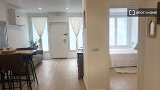 Miete Etagenwohnung in Ambroz. Se alquila apartamento de 3 habitaciones en casco histórico.