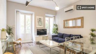 Miete Etagenwohnung in Cortes-Huertas. Apartamento de 3 dormitorios en alquiler en cortes, madrid