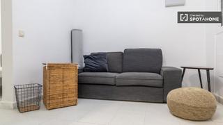 Rent Flat en Bellas Vistas. Se alquila piso de 1 dormitorio en cuatro caminos, madrid.