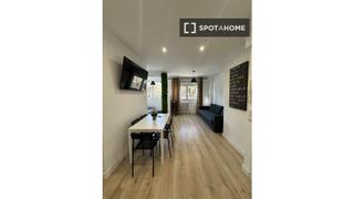 Rent Flat in Los Cármenes. Piso en alquiler de 2 habitaciones en los cármenes, madrid