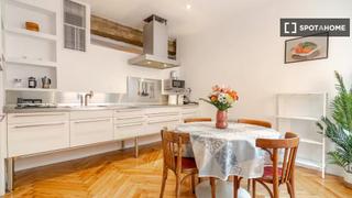 Miete Etagenwohnung in Universidad-Malasaña. Apartamento de 3 dormitorios en alquiler en sol, madrid