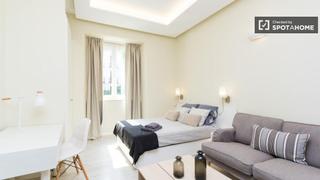 Lloguer Pis a Almagro. Compacto apartamento de 40 m2 estudio en alquiler en trafalgar,