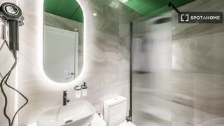 Affitto Appartamento in Cortes-Huertas. Estudio en alquiler en embajadores, madrid