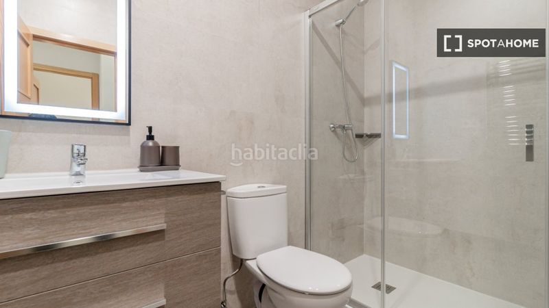Foto f27825ca-879c-41b9-9f61-c209c7b0063c. Alquiler piso apartamento de 3 dormitorios en alquiler en embajadores, en Madrid