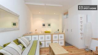 Lloguer Pis a Cortes-Huertas. Estudio elegante con muebles modernos en el centro de madrid