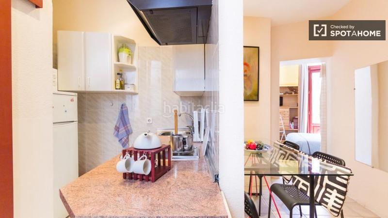Foto c3f1a1b6-efe3-4eb7-b6e2-f02443525f92. Alquiler piso apartamento de 1 dormitorio con aire acondicionado y balcón, en malasaña, en Madrid