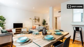 Affitto Appartamento in Cortes-Huertas. Apartamento de 3 dormitorios en alquiler en sol, madrid