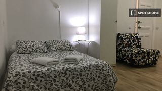 Rent Flat in Universidad-Malasaña. Estudio en alquiler en universidad, madrid